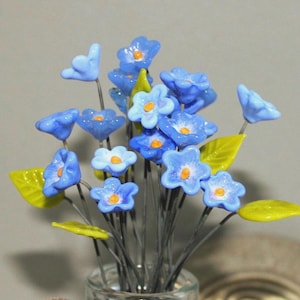 Vergissmeinnicht-Blumenstecker aus Glas; blaue Blümchen; Erinnerung; Geschenk; Muttertag; Glasblüten auf Metallstab; Mitbringsel; by PERSICO