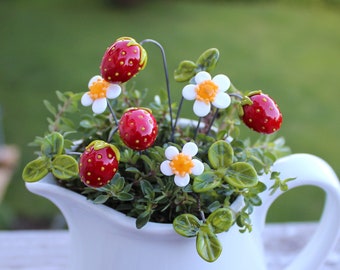 Strawberry flower pick made of Murano glass; wild strawberries; strawberries, strawberry blossom, strawberry leaf; glass, lampwork, figure on a metal rod, PERSICO