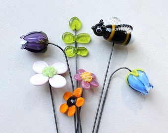 Blumenstecker aus Muranoglas; Hummel, Glockenblume; Blumen; Glas, Lampwork, Glasfigur auf Metallstab, Blumendeko; handgefertigt von PERSICO