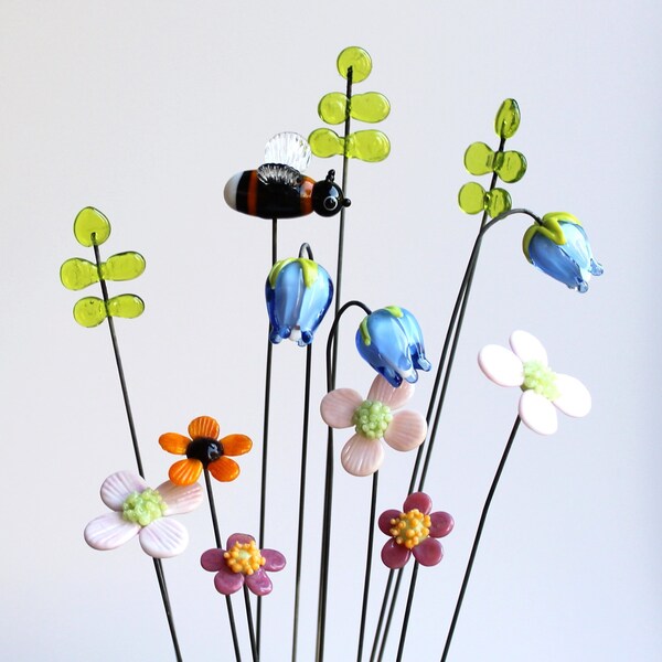 Blumenstecker aus Muranoglas; Hummel, Glockenblume; Blumen; Glas, Lampwork, Glasfigur auf Metallstab, Blumendeko; handgefertigt von PERSICO