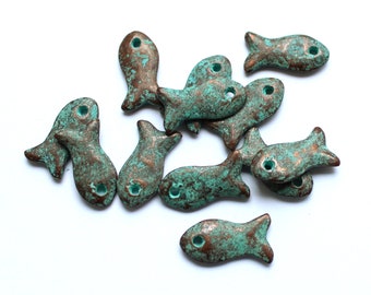 6 Fische, Anhänger, Kupferperlen, Patina grün, 20 x 10 x 3mm