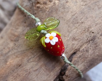 Dainty summer bracelet with strawberry and leaf, handmade glass beads, lampwork, handmade by PERSICO