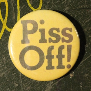 Portachiavi con bottone da 2,25&quot; &quot;Piss Off&quot; degli anni &#39;70, spilla magnetica divertente, umorismo, ispirato al vintage, riproduzione retrò, atteggiamento arrabbiato, giallo e nero
