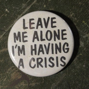 Lassen Sie mich allein, ich habe eine Krise 2.25&quot;Button Schlüsselbund Magnet Pin Badge 1970er Jahre Lustig Humor Geschenk Vintage Retro Repro Geschenk Grouchy Grump