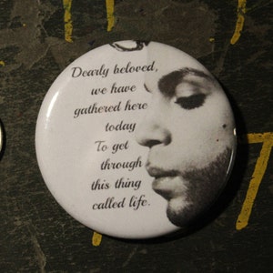 Prins 2,25" knop sleutelhanger Dearly Beloved We are Gathered Here Today magneet pin badge vintage muziek rock-'n-roll RIP leven poëzie groot