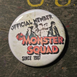 Monster Squad 2,25" bouton porte-clé 1987 Fan Club aimant épingle Badge vintage des années 1980 nostalgie Halloween horreur gore fan punk sorcière vampire