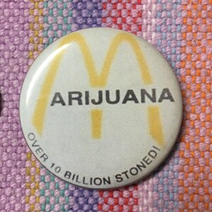 McDonald's Marijuana 2,25" Knappnyckelring Magnet Pin Badge Rolig Satir Pot Bud Humor Gold Arches Amerikansk Ten Billion Stoned 1970-talspresent