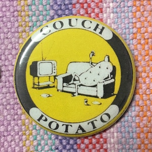 Couch Potato 5,7 cm Button Schlüsselbund Magnet Pin Badge Sarkastisch 1970er 1980er Jahre Vintage Humor Faul Geschenk Geschenk großer Knopf