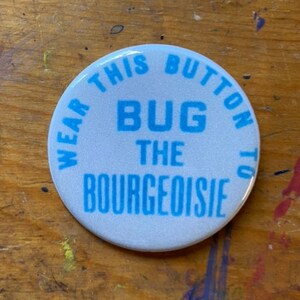 Tragen Sie diesen Knopf, um die Bourgeoisie 2,25 &quot;Knopf Schlüsselbund 1960er 1970er Jahre Hippie-Magnet Pin Abzeichen Vintage lustiger Humor Humorvoll Retro