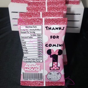 Pu&ograve; includere: Sacchetti rosa per bomboniere a tema Minnie Mouse con dettagli glitterati. Le borse presentano pois, il testo "THANKS FOR COMING" e una grafica di Minnie Mouse. Le borse includono anche un'etichetta "Valori nutrizionali" e un codice a barre.