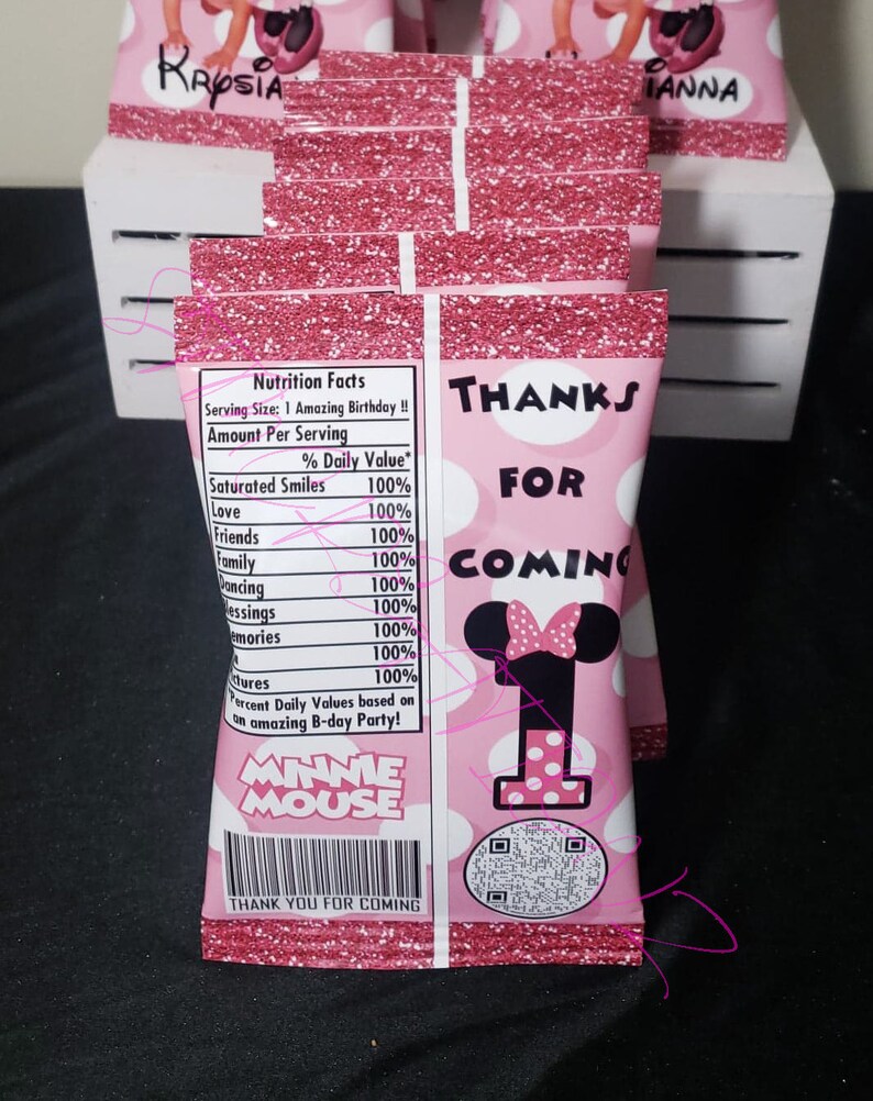 Pu&ograve; includere: Sacchetti rosa per bomboniere a tema Minnie Mouse con dettagli glitterati. Le borse presentano pois, il testo "THANKS FOR COMING" e una grafica di Minnie Mouse. Le borse includono anche un'etichetta "Valori nutrizionali" e un codice a barre.