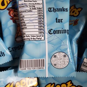 Pu&ograve; includere: Sacchetti di snack Cheetos blu chiaro con la scritta "Grazie per essere venuti" e "GRAZIE PER ESSERE VENUTI". Le buste hanno un'etichetta nutrizionale con "Sorrisi saturi" e altri valori.