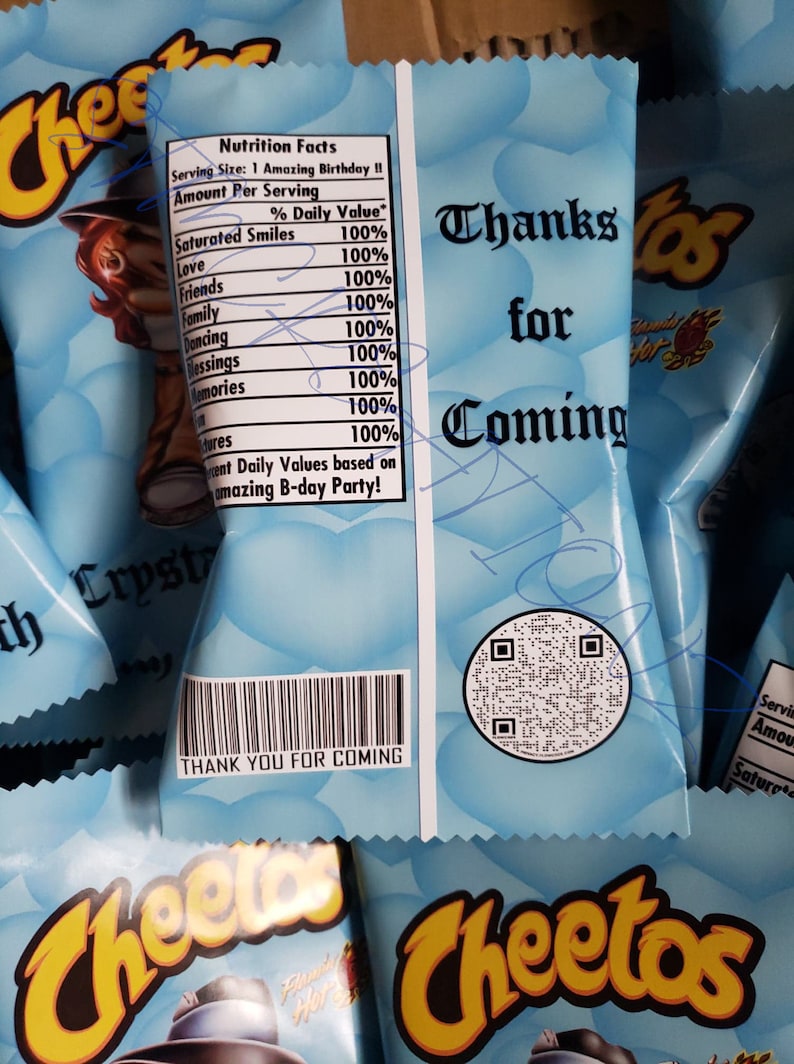 Pu&ograve; includere: Sacchetti di snack Cheetos blu chiaro con la scritta "Grazie per essere venuti" e "GRAZIE PER ESSERE VENUTI". Le buste hanno un'etichetta nutrizionale con "Sorrisi saturi" e altri valori.