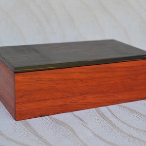 Schmuckkästchen, Schmuckschatulle aus Holz, Padouk
