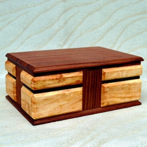 Schmuckkästchen, Schmuckschatulle aus Holz Nussbaum und Kastanie