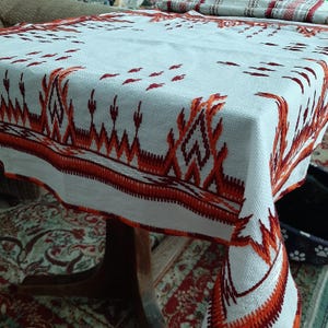 Vintage-Tischdecke aus Bulgarien, handbestickt in Weiß, Orange und Bordeauxrot | Rustikale Balkan-Wohndekoration | Osteuropäische Stickerei