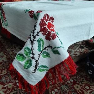 Vintage-Tischdecke aus Bulgarien mit traditioneller Handstickerei und Rosenmotiv | Rustikale Balkan-Wohndekoration | Osteuropäische Stickerei