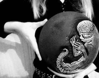 Hällkonstskulptur från Alien från 1997