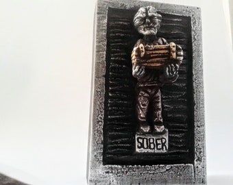 Handgjord mini-skulptur av nykter hällristning