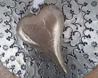Deko-Herz aus Holz, überzogen mit silberfarbenen Metallblättchen