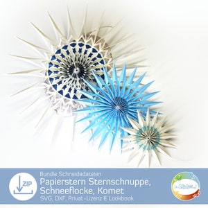 Op de afbeelding: Een bovenaanzicht toont drie papieren sterornamenten in verschillende maten. De grootste is wit met een blauw en wit patroon in het midden. De middelste ster is blauw en de kleinste is wit. De afbeelding bevat tekst die luidt: "Bundle Schneidedateien Papierstern Sternschnuppe, Schneeflocke, Komet."