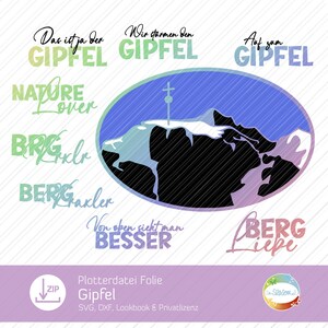 Può includere: Un download digitale di una silhouette di cima di montagna con il testo "Das ist ja der Gipfel" (Questa è la cima), "Wir stürmen den Gipfel" (Preso d'assalto la cima), e "Auf zum Gipfel" (Verso la cima). L'immagine include anche il testo "Nature Lover", "Berg Gxlr", "Berg Gxlr", "Von oben sieht man besser" (Dall'alto si vede meglio), e "Berg Liepe".