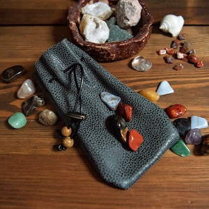 Großer Kordelzug Beutel aus Leder für Tarot, Runen, Kristalle, Holzperlen, grau