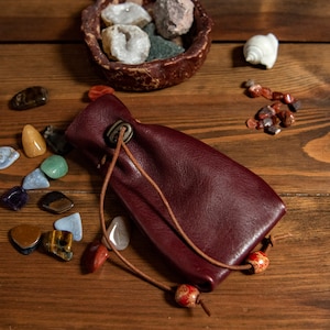 Kleine Kordeltasche aus Leder für Tarot, Runen, Kristalle, Holzperlen, dunkelrot