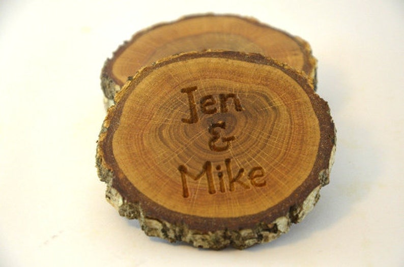 Personalizzato Legno Coaster Personalizzato inciso Oak Centerpiece Posto Carta RusticO Wedding Favor Table Decor Legno Slice 5th Anniversario Regalo immagine 2