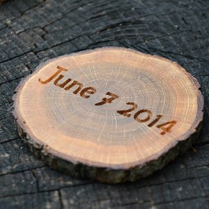 Personalizzato Legno Coaster Personalizzato inciso Oak Centerpiece Posto Carta RusticO Wedding Favor Table Decor Legno Slice 5th Anniversario Regalo immagine 3