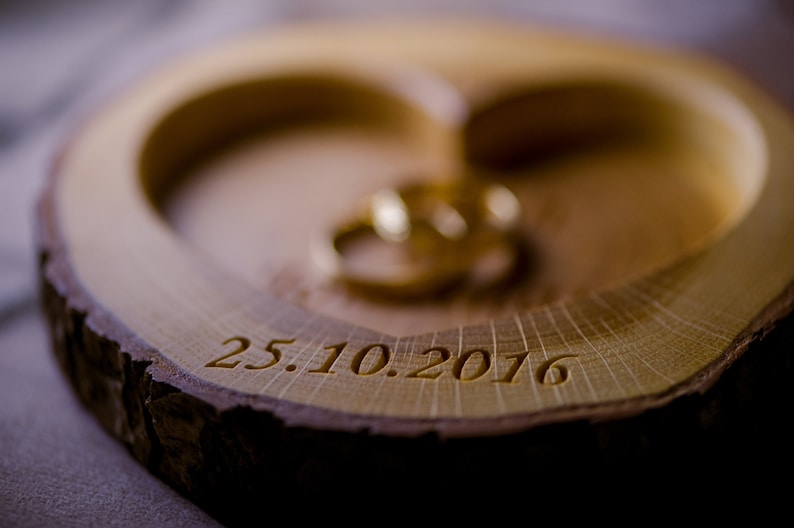 Personalized Rustic Wood Ring Holder Rustic Wedding Ring Bearer Pillow Oak Tree Ring Box Personalized Oak Slice Engraved Ring Box Cushion