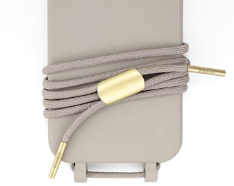 Cadena y funda para iPhone y Samsung en gris arcilla con cable, estilo bohemio, hecha a mano por Eilenna.