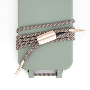 Corrente para celular com capa para iPhone e Samsung na cor SÁLVIA com cabo para celular OAT feita à mão por eilenna