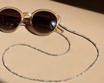Brillenkette gold aus grauem Labradorit & Süßwasserperle, Handmade Brillenzubehör, 2-in-1 Sonnenbrillen-Kette und Halskette von eilenna