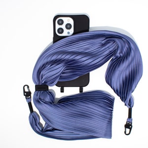 Étui pour téléphone portable pour iPhone Samsung avec tissu plissé comme chaîne de téléphone portable à accrocher autour du cou dans la couleur CROW noir et bleu clair, fait main par eilenna