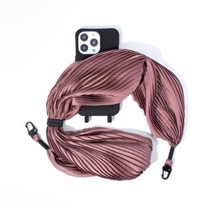 Étui pour téléphone portable pour iPhone Samsung avec chaîne de téléphone portable en tissu plissé de couleur CROW Black et ALTO PINK, fait à la main par eilenna