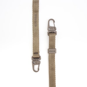 Chaîne de téléphone portable universelle à bande étroite à accrocher autour du cou pour étuis de téléphone portable avec œillets de couleur CHÊNE marron clair par eilenna