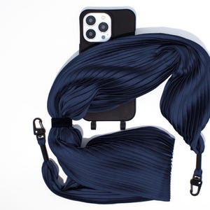 Étui pour téléphone portable pour iPhone Samsung avec chaîne de téléphone portable en tissu plissé noir et bleu foncé, fait main par eilenna