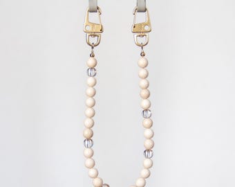 Short phone chain made of natural stone beads and a CLAY phone case for iPhone and Samsung, handmade by eilenna