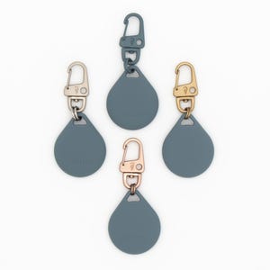 Étui AirTag en silicone avec mousqueton en NOX Blue, fabriqué à la main par eilenna