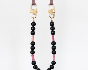 Short phone chain made of natural stone beads and phone case in BERRY for iPhone and Samsung, handmade by eilenna