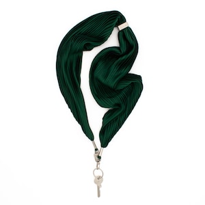 Lanière en tissu plissé vert foncé avec mousqueton - fait main par eilenna