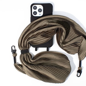 Étui pour téléphone portable pour iPhone Samsung avec tissu plissé comme chaîne de téléphone portable à accrocher autour du cou, couleur CROW Black et MUD, fait main par eilenna