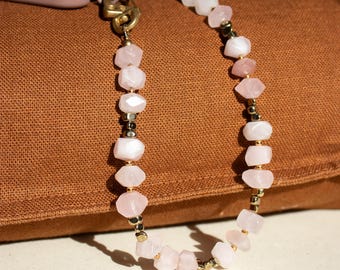 Short phone chain made of rose quartz natural stone beads and phone case in BERRY for iPhone Samsung, handmade by eilenna