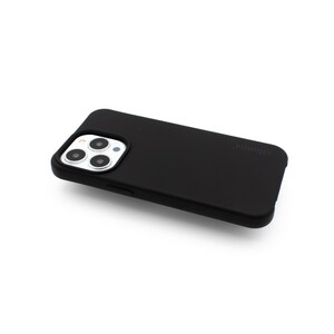 以下が含まれることがあります： マット仕上げの黒い携帯電話ケース。ケースには、トリプルレンズカメラシステム用のカメラカットアウトがあります。ブランド名は側面にさりげなく印刷されています。このケースはスマートフォンを保護するように設計されています。
