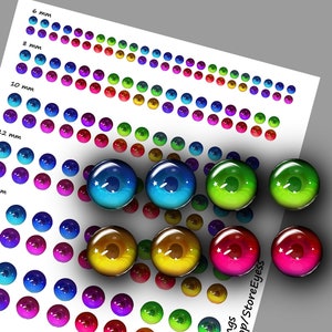 Op de afbeelding: Een vel kleurrijke, glanzende knutselogen in verschillende maten, van 6 mm tot 18 mm, gerangschikt in rijen. De ogen zijn in tinten blauw, groen, geel en rood. De tekst "copyright belongs" en een websiteadres zijn zichtbaar.