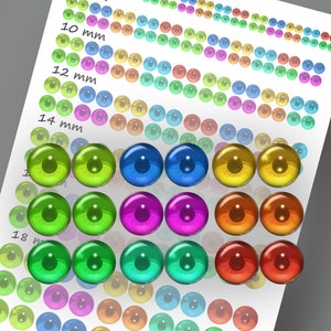Op de afbeelding: Een vel met kleurrijke plastic glimmende ogen in verschillende maten, variërend van 6 mm tot 18 mm. De ogen zijn gerangschikt in rijen, waarbij elke rij is gelabeld met de overeenkomstige maat in millimeters.