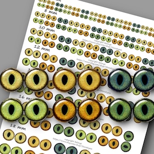 Puede incluir: Surtido de ojos de vidrio de colores para manualidades y fabricación de muñecas. Los ojos están disponibles en varios tamaños, de 6 mm a 18 mm, y presentan diferentes colores y patrones. La imagen muestra una selección de ojos en verde, amarillo y azul.