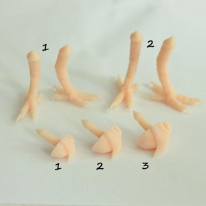 Op de afbeelding: Twee sets van drie realistische kippenpoten, gemaakt van een vleeskleurig materiaal. De poten zijn genummerd 1 en 2. Er zijn ook drie close-up afbeeldingen van de poten, genummerd 1, 2 en 3.