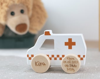 Holzspielzeug Baby, Holzauto Krankenwagen, Geschenk Geburt, personalisierbar